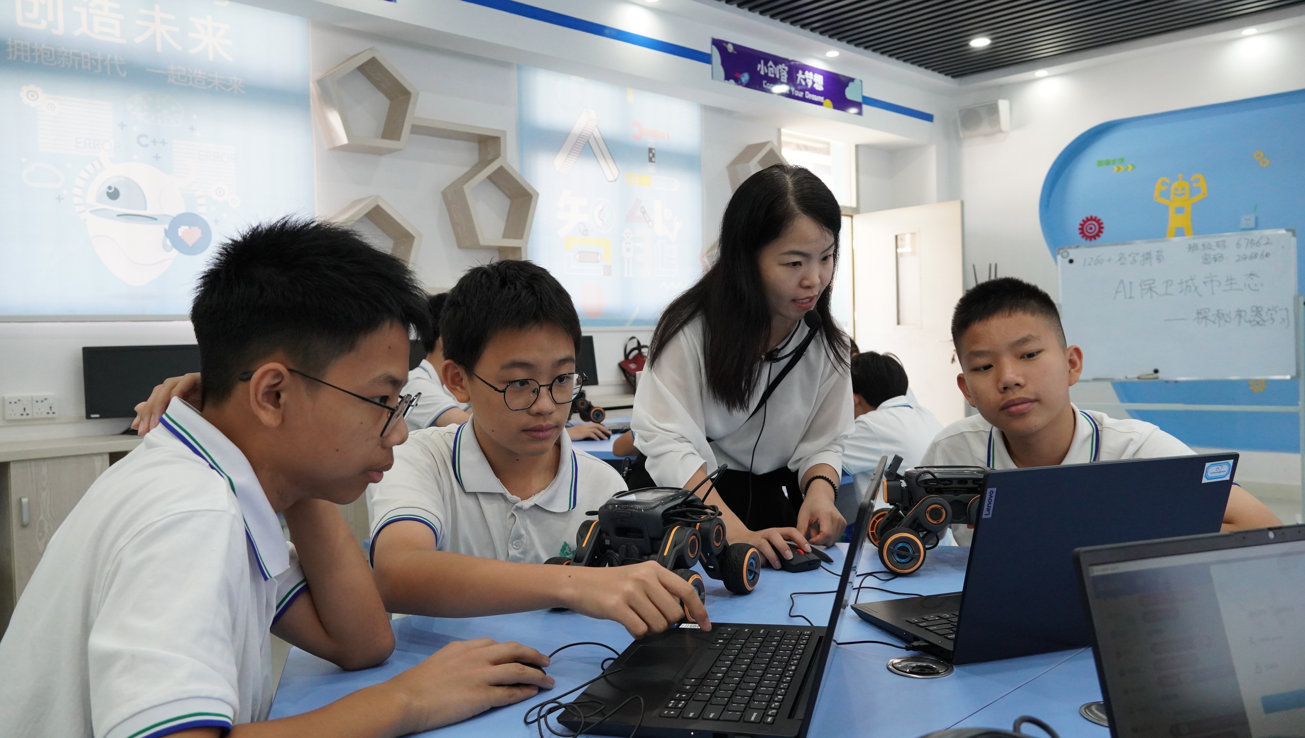 学生在人工智能课堂上讨论研究-NEP1_20251013_C0028737521