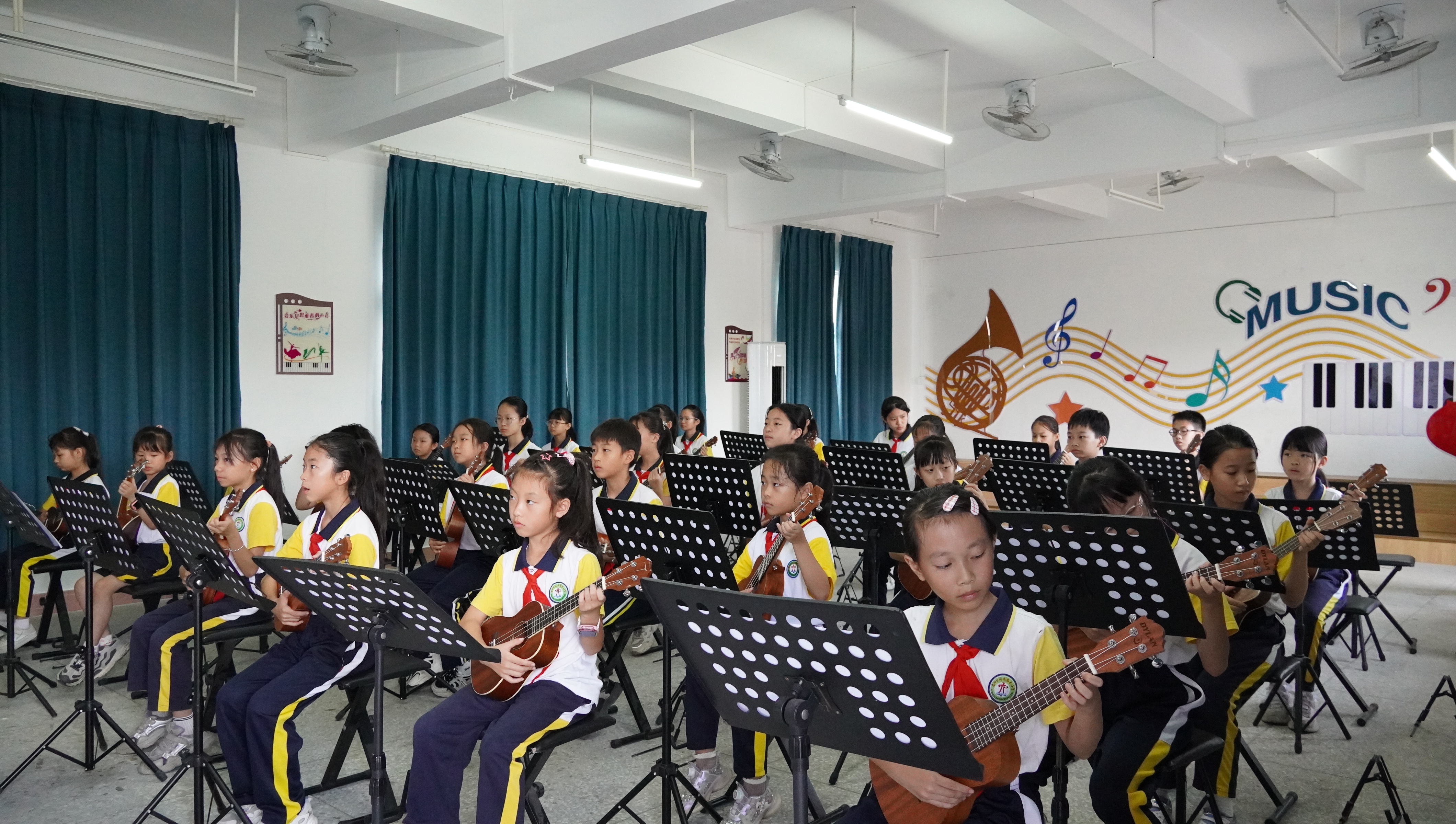 学生在吉他课堂上-NEP1_20251013_C0028737501