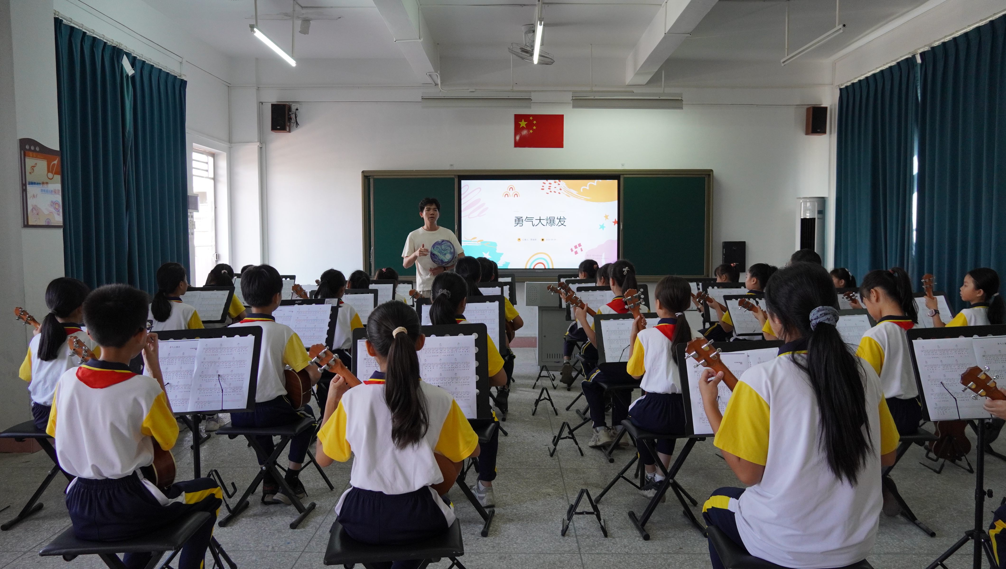 吉他扎根音乐课堂 让产业优势伴学子成长-NEP1_20251013_C0028737493