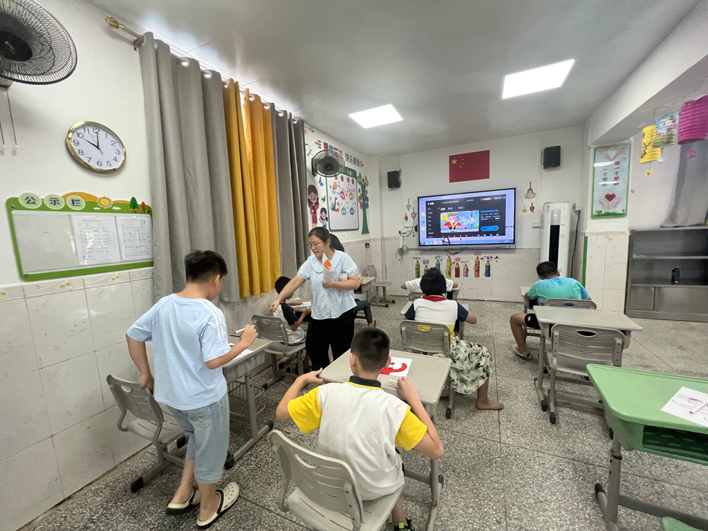 淡水尧岗小学特教资源班教师在为学生上课。惠州日报记者 黄尉宏 摄