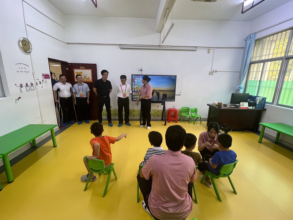 残障儿童在进行康复训练。惠州日报记者 黄尉宏 摄