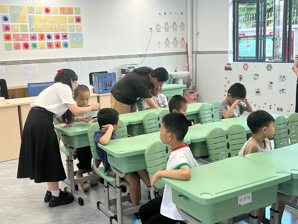 惠阳区特殊教育学校教师为学生上课。惠州日报记者 黄尉宏 摄