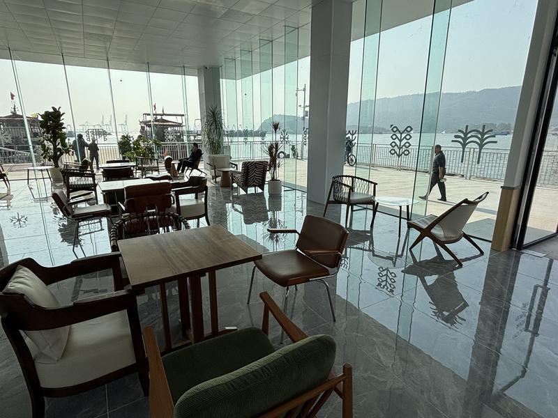 驿站设有咖啡轻饮区提供特色饮品和舒适座椅