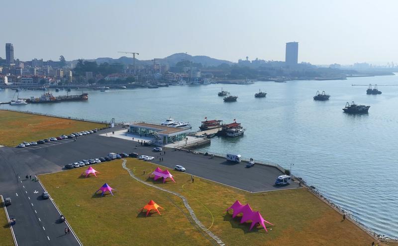 驿站周边的大草坪与原有的滨海公园一期相连,形成连贯的休闲景观带