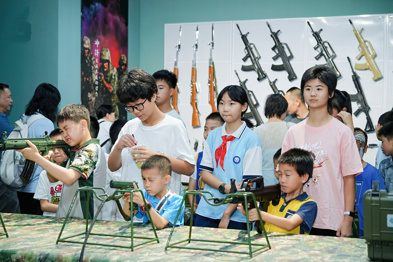 参加试镜孩子体验模拟射击-NEP1_20260518_C00410938538