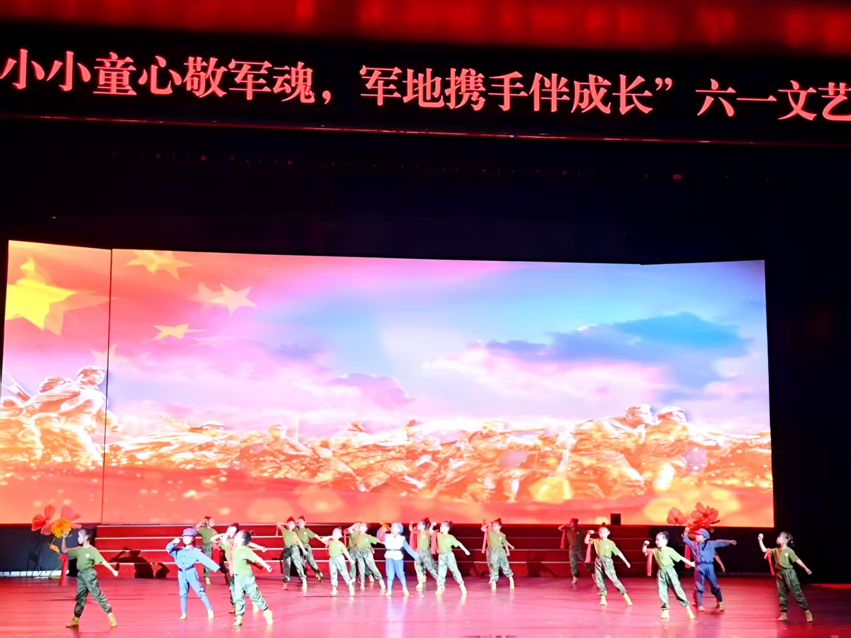 萌娃们稚嫩的身姿、昂扬的精气神。