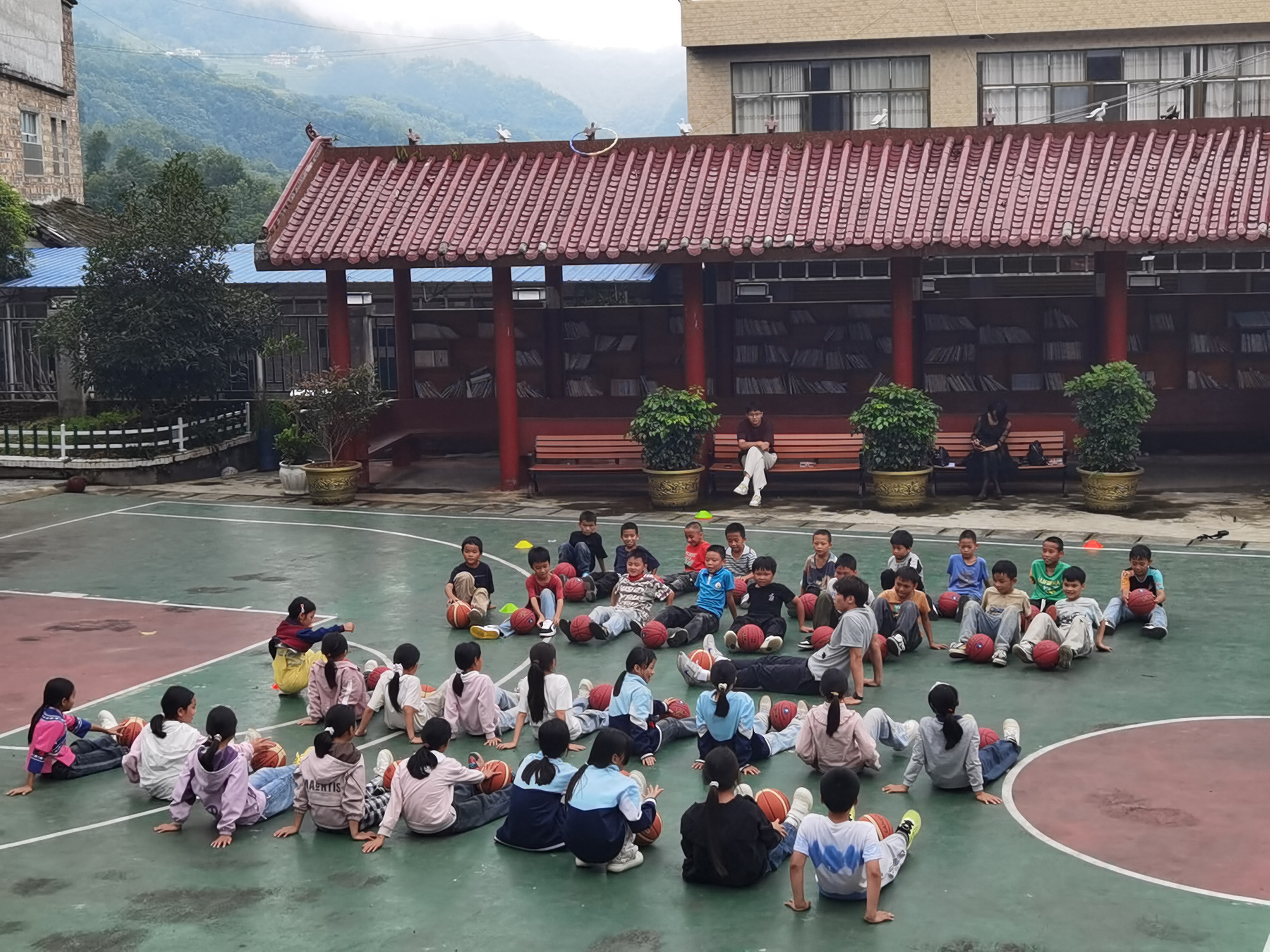 和地小学王镜昆老师上体育课