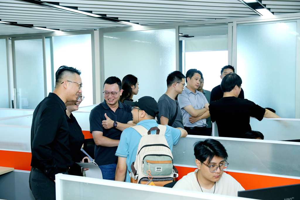 发布仪式后,大家共同参观江北·创享AI+OPV智慧社区。
