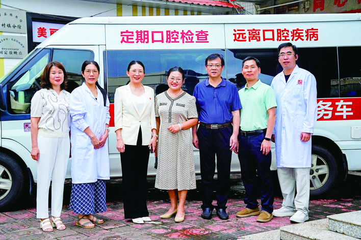 惠州口腔医院牙防车带着专家团队走进博罗杨村。