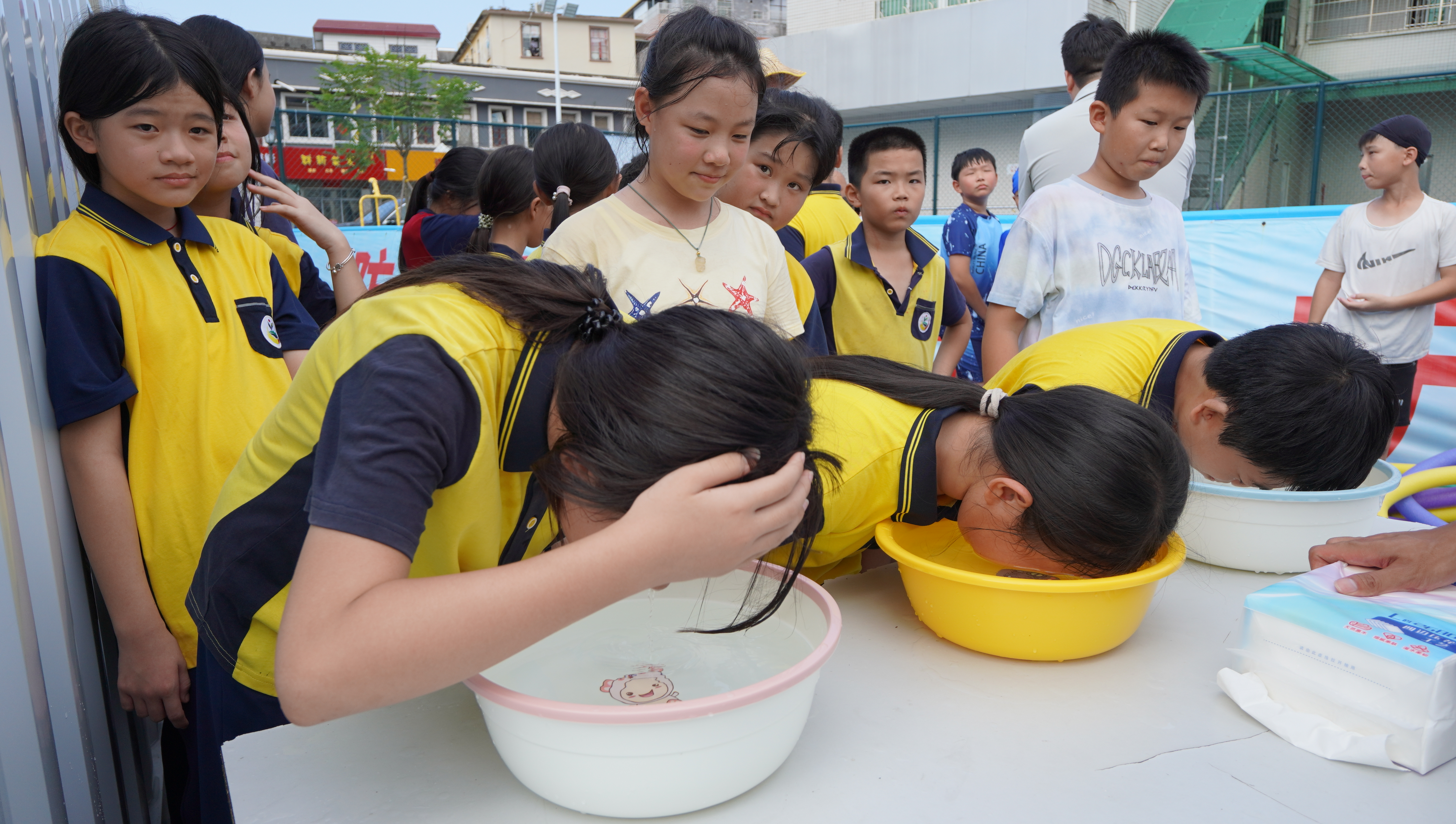 学生在练习憋气-NEP1_20260916_C00411818053