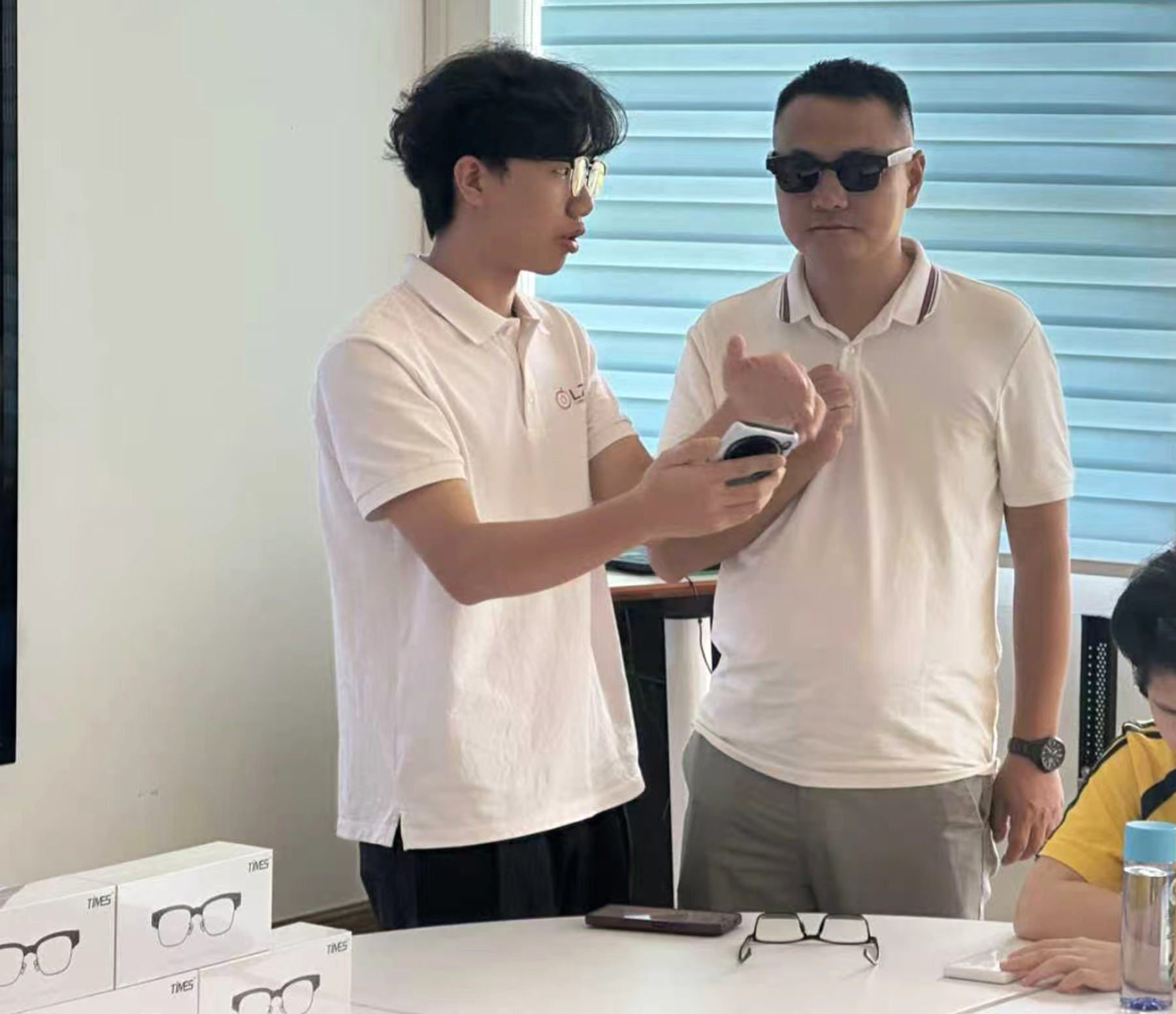 惠州市特殊学校的老师在体验公司捐赠的盲人智能眼镜。受访者供图