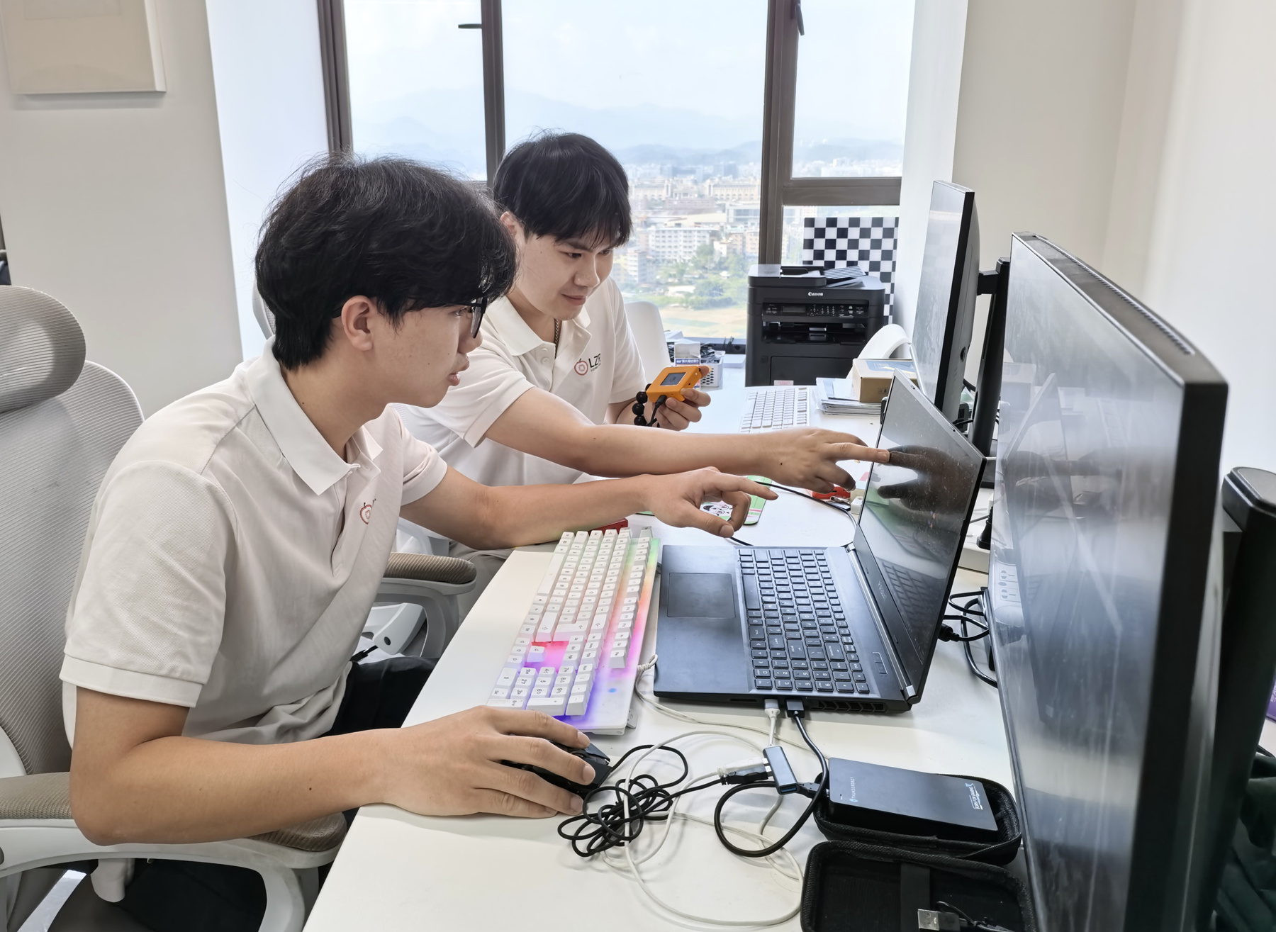 公司员工在对产品进行检测。