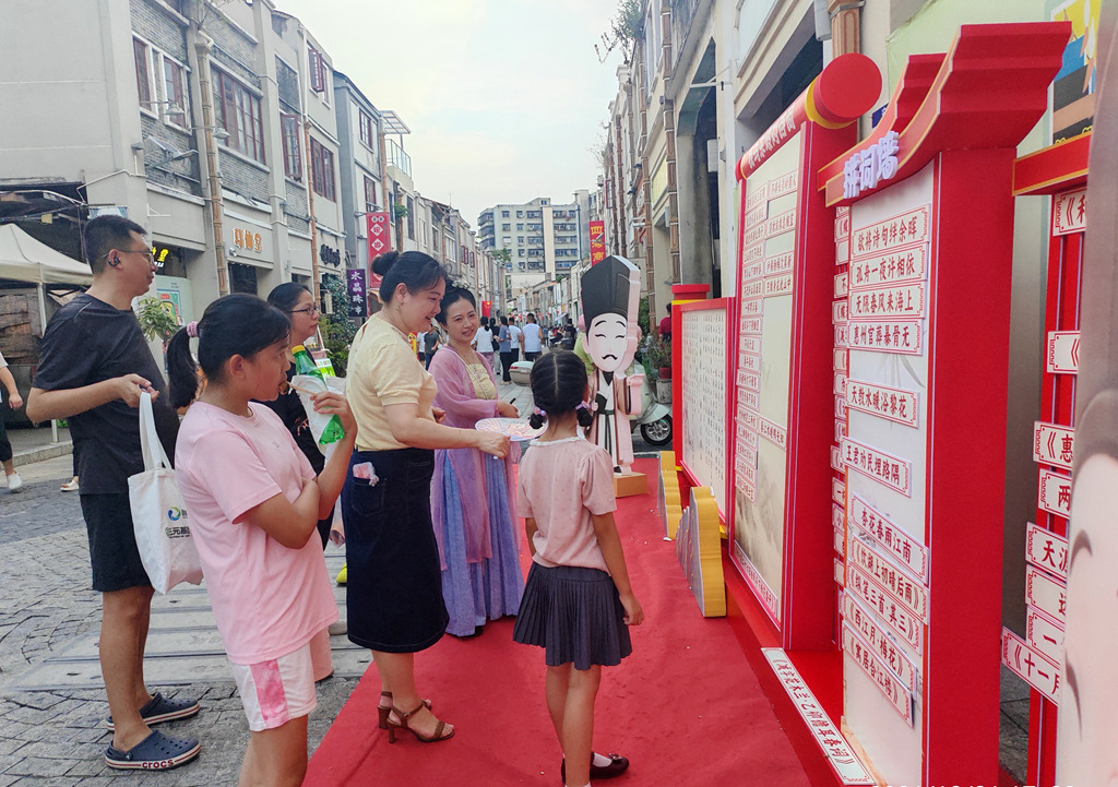 游客在水东街对诗。