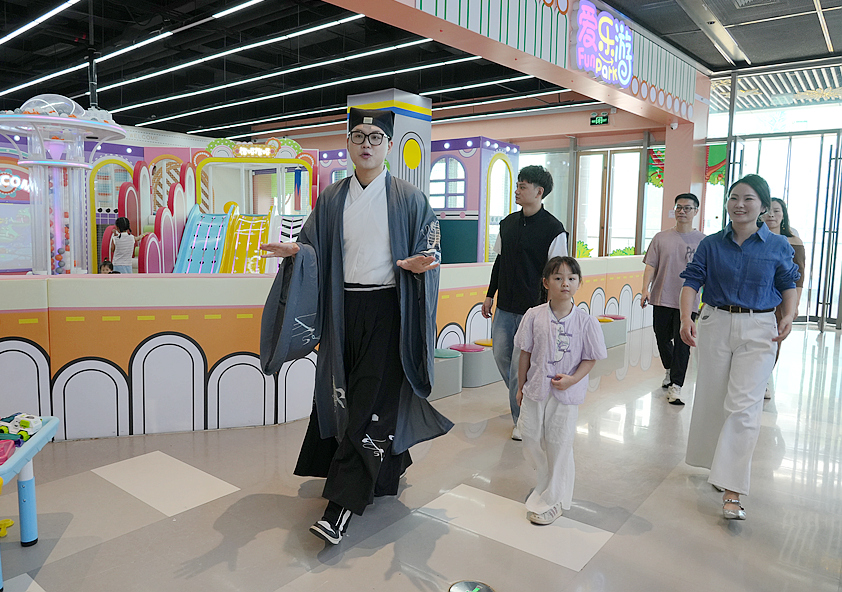 港惠商圈里,东坡NPC现身。惠报全媒体记者汤渝杭 摄